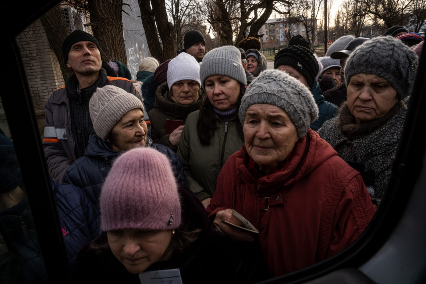 Мирные жители получают гуманитарную помощь после ракетного удара по Николаевке