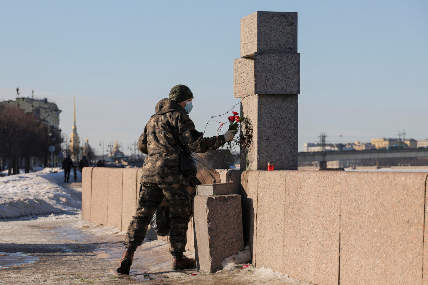 Цветы, возложенные в память о покойном Алексее Навальном у памятника жертвам политических репрессий в Санкт-Петербурге