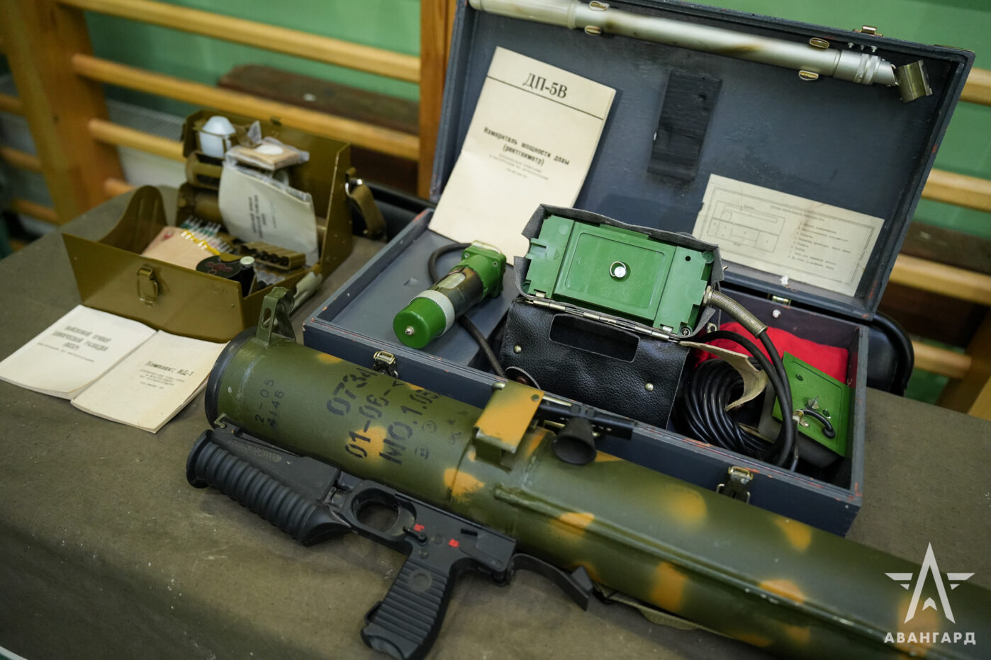 Школьникам московской школы № 1568 во время проведения патриотических мероприятий, подготовленных военно-патриотическим центром при Минобороне «Авангард» показывают оружие