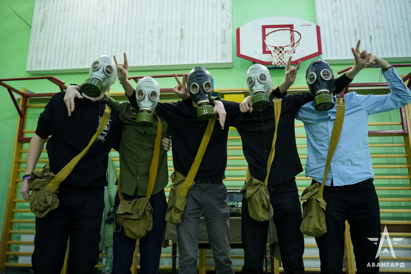 Школьники позируют для фото в противогазах во время проведения патриотических мероприятий, подготовленных военно-патриотическим центром при Минобороне «Авангард».