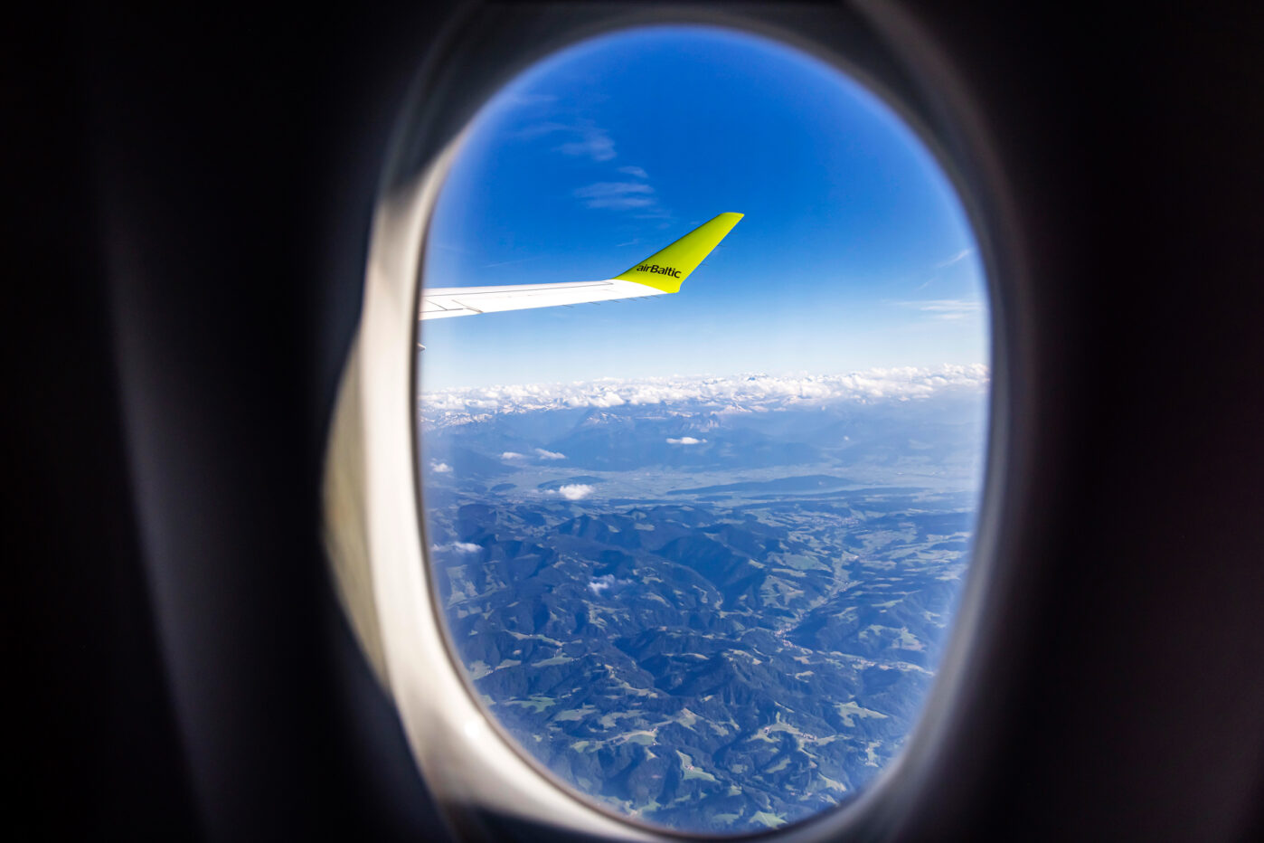Вид с&nbsp;иллюминатора самолета Airbaltic на&nbsp;Цюрих и&nbsp;предгорья Альп