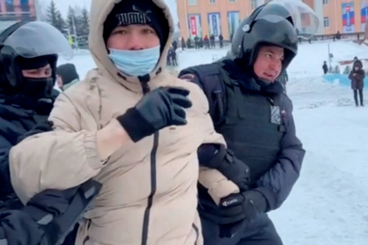 Протесты в&nbsp;Башкортостане в&nbsp;январе 2024&nbsp;года, полиция задерживает демонстранта, протестующего против приговора суда