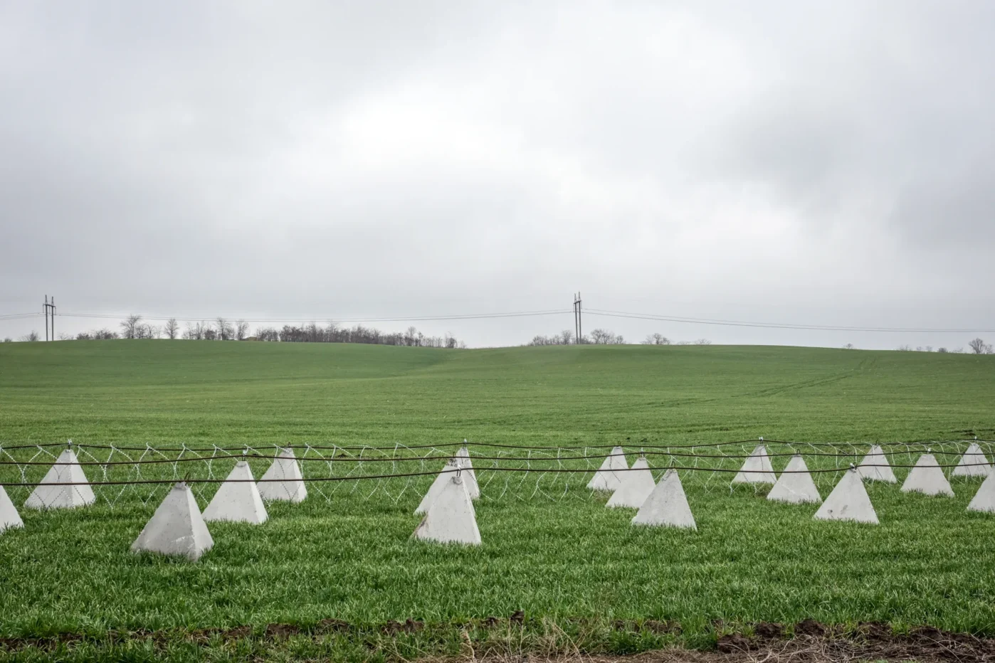 Колючая проволока и&nbsp;противотанковые сваи, Запорожская область, Украина