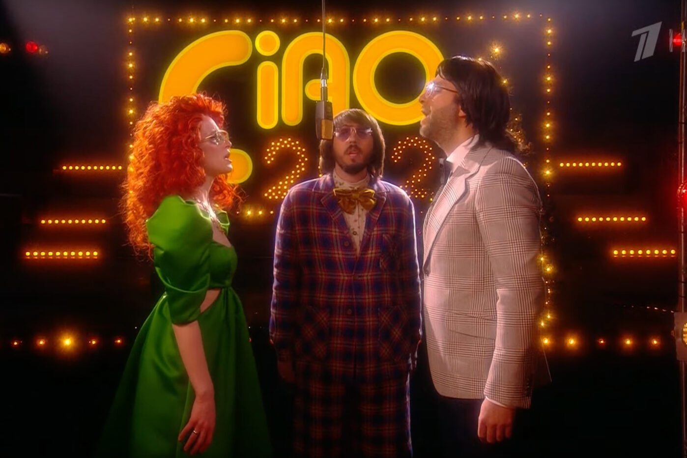 Певица Лиза Монеточка, ее&nbsp;муж и&nbsp;продюсер Виктор Исаев и&nbsp;Иван Ургант во&nbsp;время съемок новогоднего выпуска шоу «Вечерний Ургант»