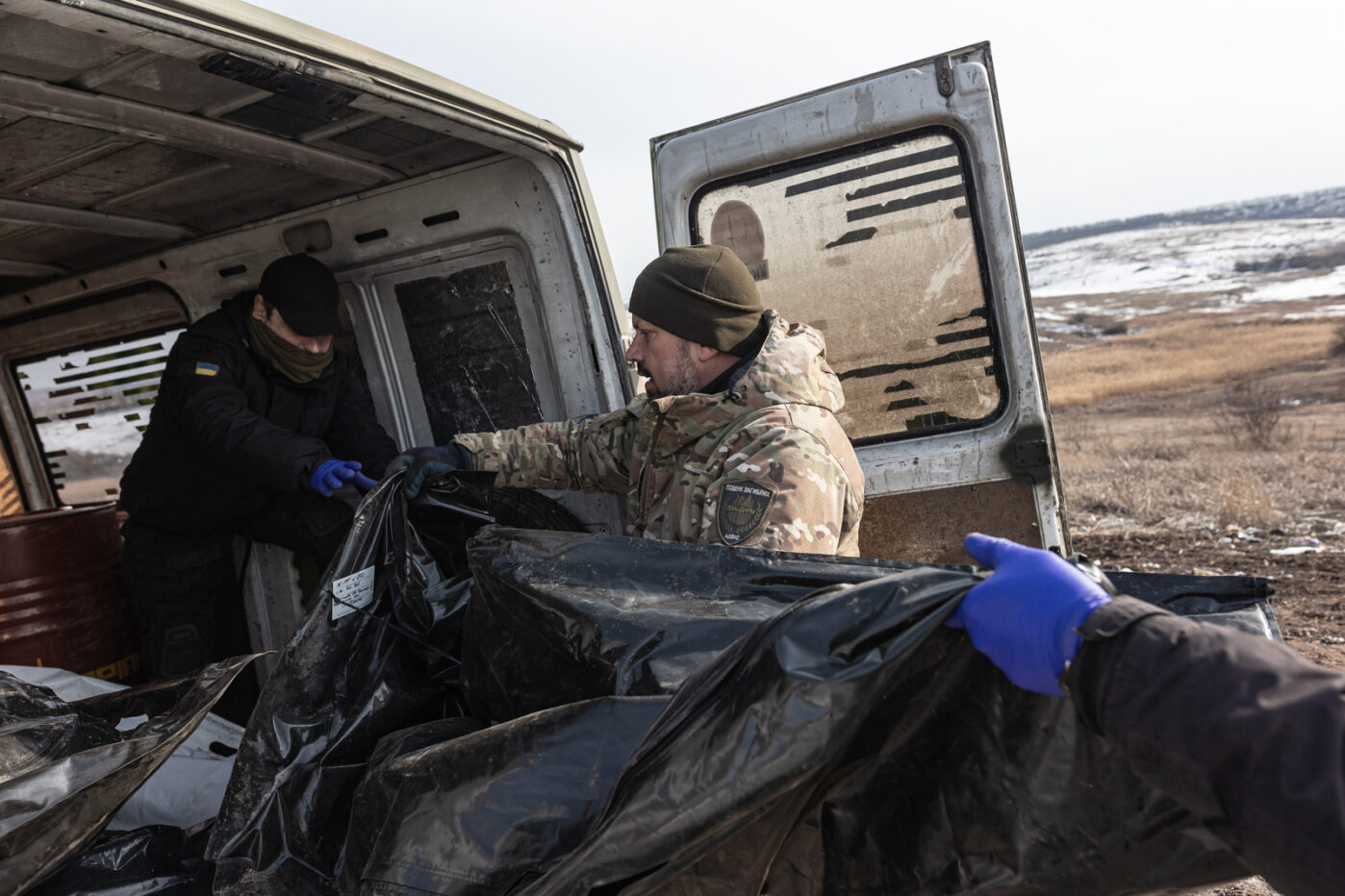 Волонтёры украинской организации «Плацдарм» погружают останки российских солдат в&nbsp;Донецкой области, Украина, 2&nbsp;марта 2025&nbsp;года. Фото: Diego Herrera Carcedo&nbsp;/ Anadolu/ via Reuters Connect.