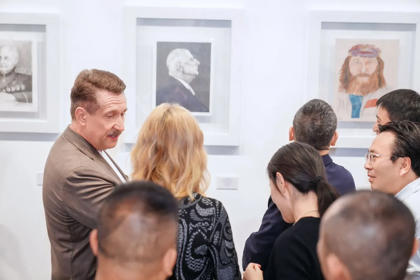 Виктор Бут на&nbsp;открытии своей выставки 23&nbsp;ноября 2024 года в&nbsp;Ханчжоу