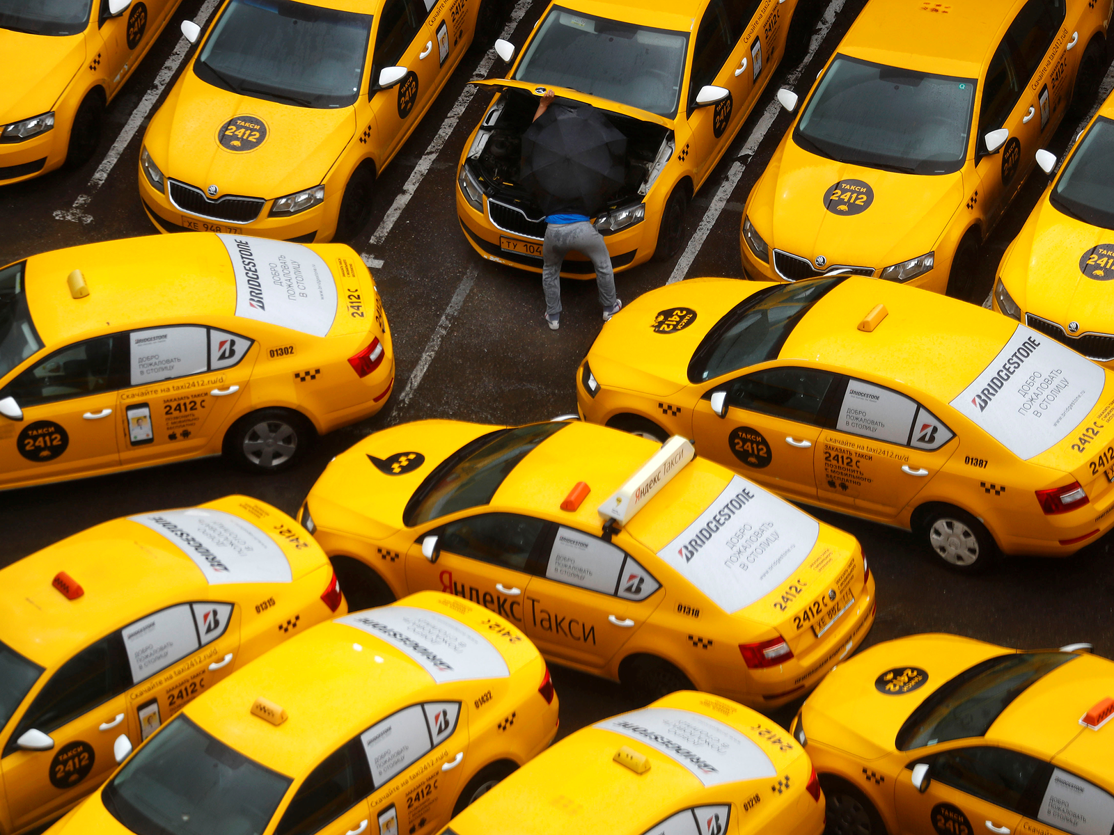 Госдума приняла закон о локализации такси