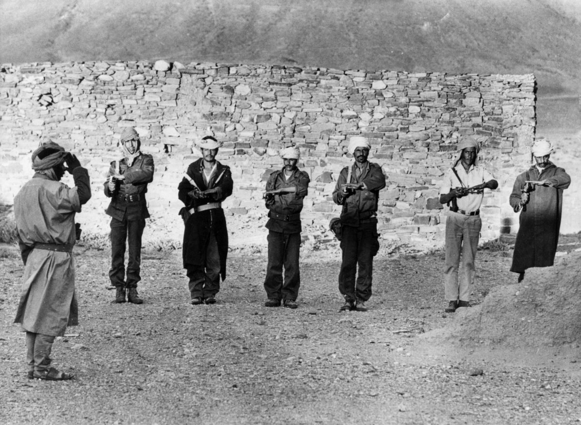 Западная Сахара была испанской колонией, чьё право на&nbsp;самоопределение в&nbsp;1975 году подтвердил Международный суд. Однако после выхода испанских войск и&nbsp;гражданской администрации территория была разделена между Марокко и&nbsp;Мавританией