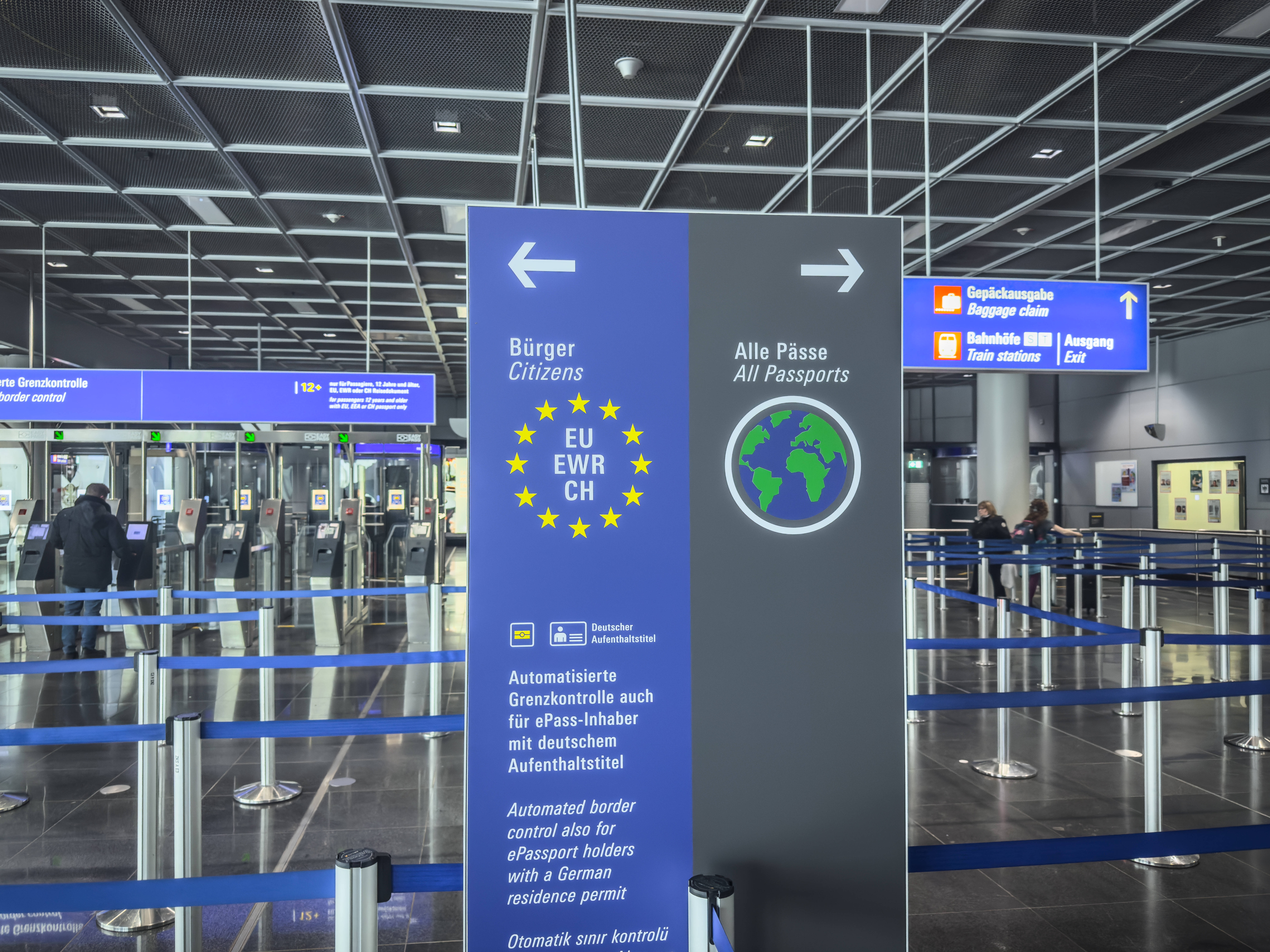 Всего за 2024 год россияне подали 606,6 тысячи заявок на шенгенские визы. 541,8 тысячи заявок одобрили, по 44,9 тысячам из них были получены отказы. Статус ещё 19,9 тысяч заявок неизвестен