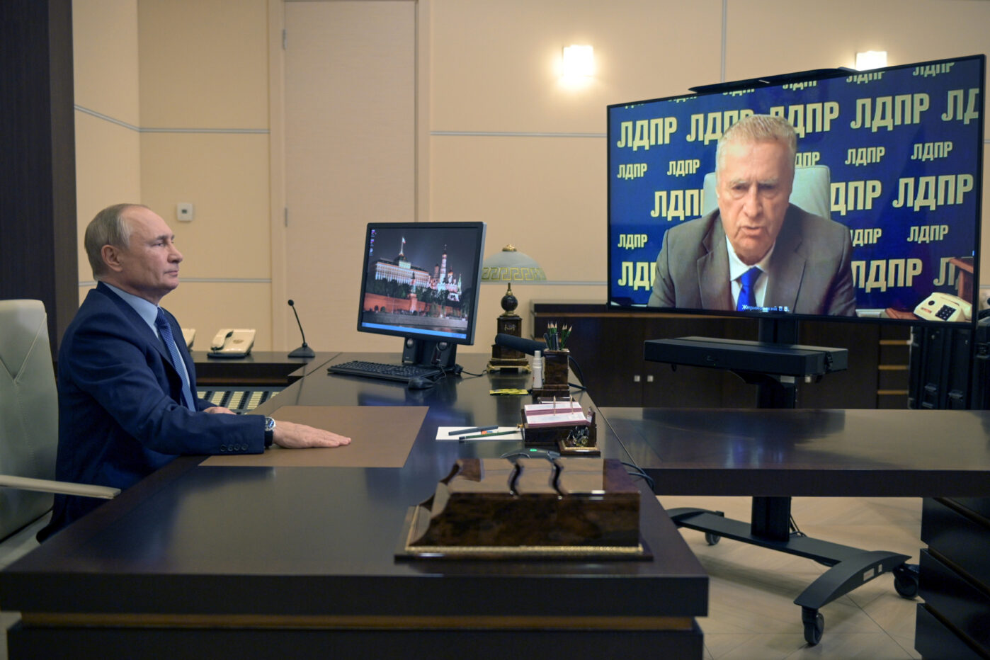 Владимир Путин во время видео-встречи с Владимиром Жириновским в Ново-Огарево под Москвой 5 октября 2021 года