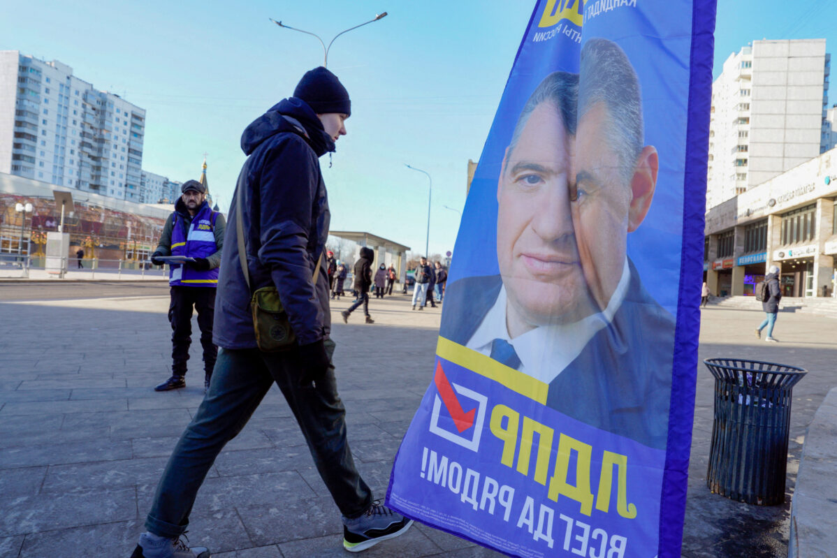 Предвыборный плакат кандидата в президенты Леонида Слуцкого в Москве