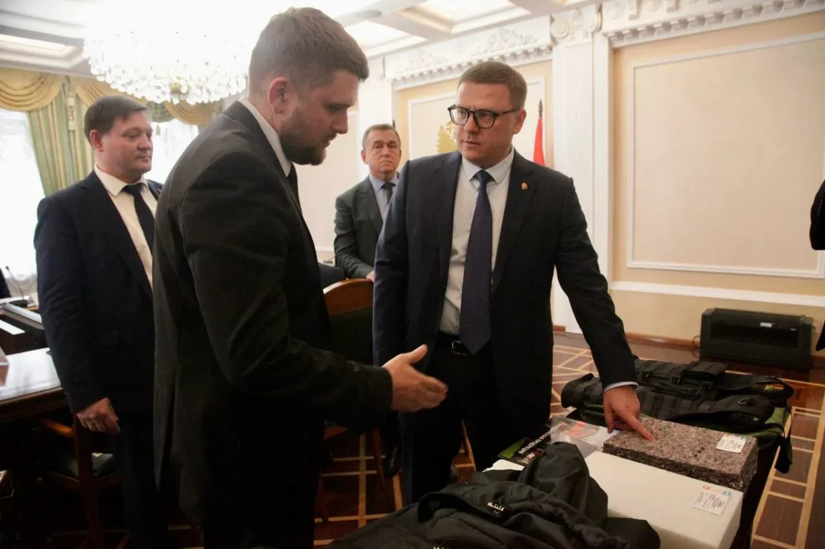 Губернатор Челябинской области Алексей Текслер знакомится с новой продукцией для армии