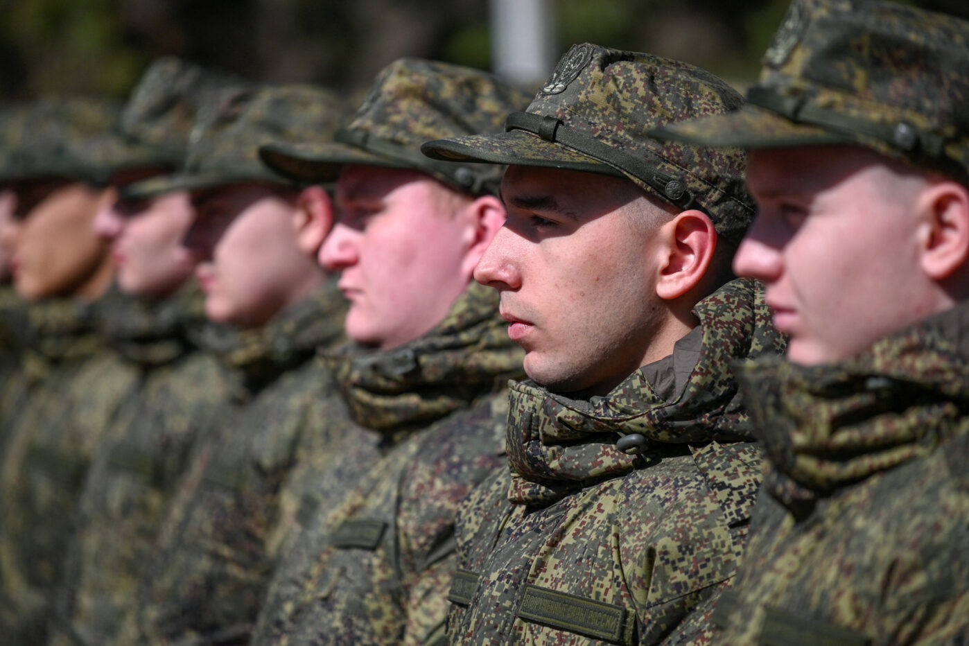 Российские призывники на&nbsp;военную службу перед отправкой в&nbsp;​​гарнизоны в&nbsp;Батайске Ростовской области