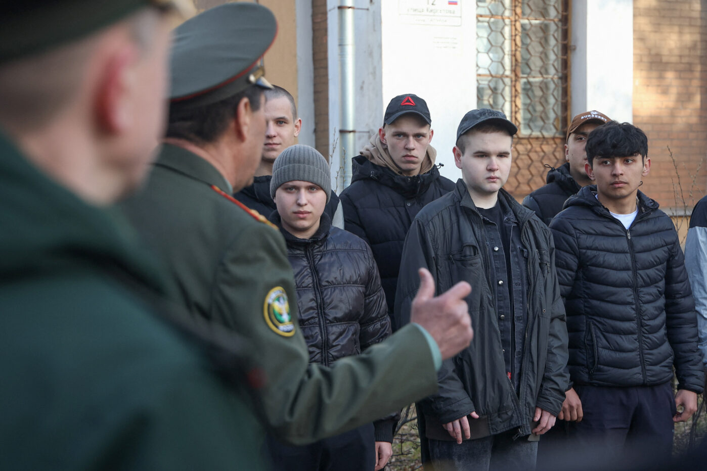 Российские призывники на&nbsp;военную службу перед отправкой в&nbsp;​​гарнизоны из&nbsp;призывного пункта в&nbsp;Гатчине Ленинградской области