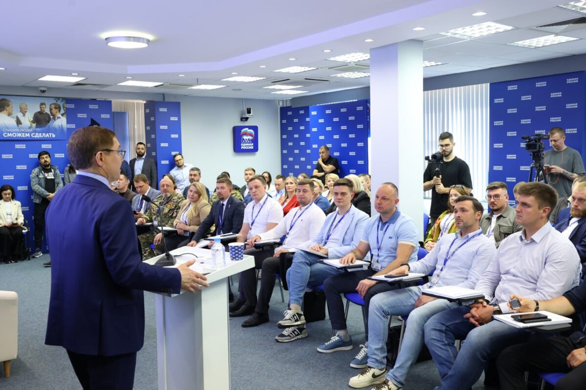 Секретарь Генсовета " Единой России" Владимир Якушев выступает перед участниками первого потока проекта «ПолитСтарт»