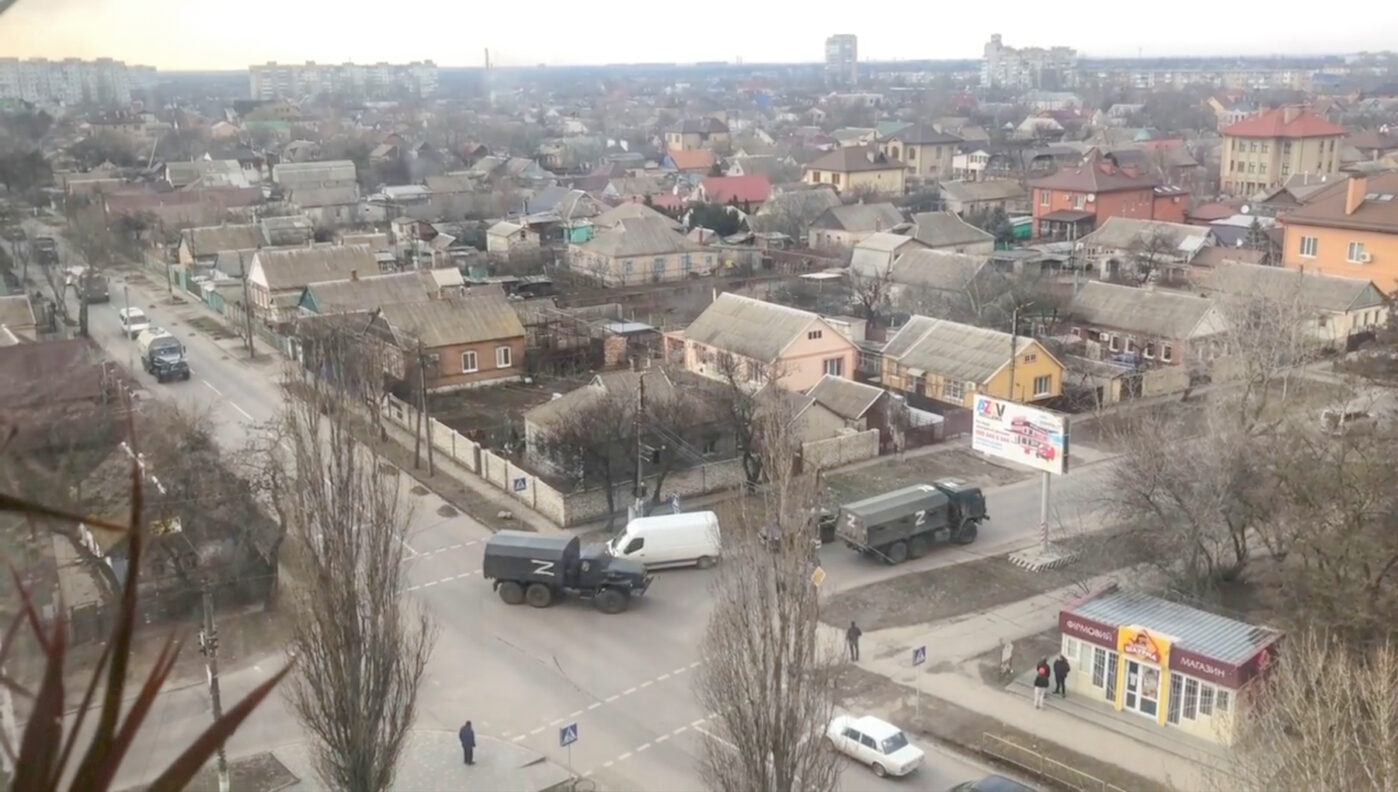 Российские военные грузовики с символом Z на улицах оккупированного Бердянска