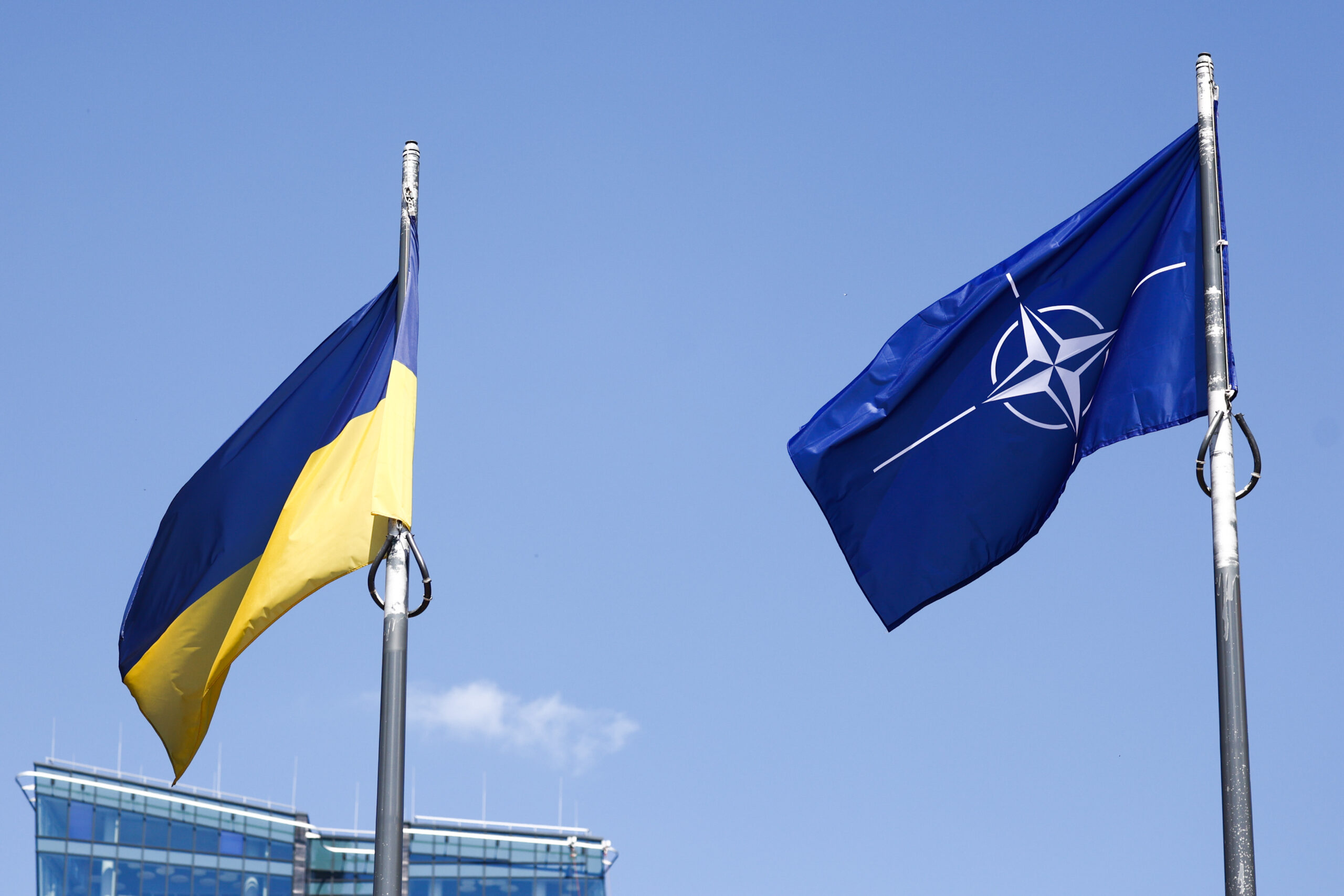 Киеву могут предложить гарантии безопасности по примеру пятой статьи НАТО о коллективной обороне. Как она работает?