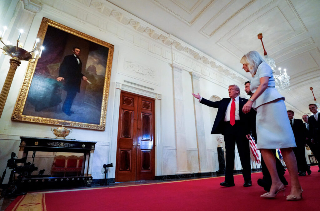 Во время встречи Дональда Трампа и&nbsp;Владимира Зеленского стороны обсудили гарантии безопасности Украине, а&nbsp;президент США начал готовить встречу президентов РФ и&nbsp;Украины