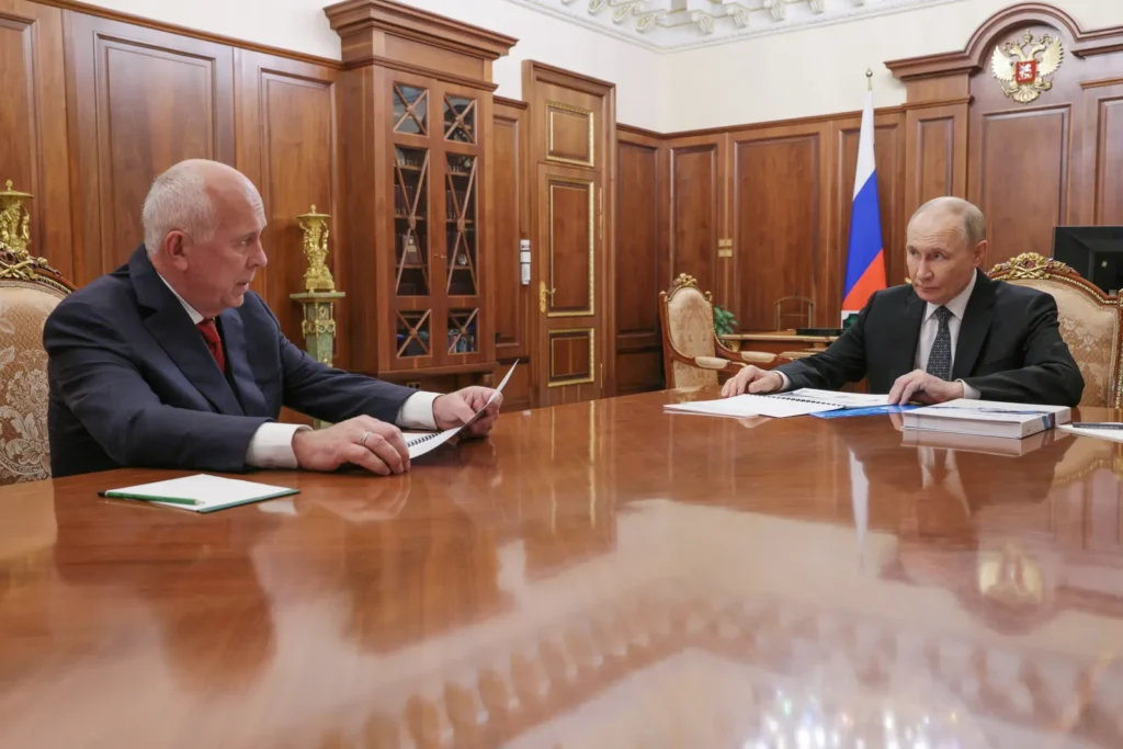 Владимир Путин на&nbsp;встрече с&nbsp;генеральным директором госкорпорации «Ростех» Сергеем Чемезовым