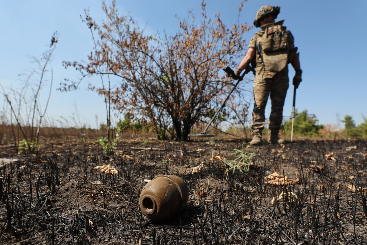 Российские военные массово вывозят оружие из зоны «СВО» — пистолеты, автоматы, боеприпасы и даже гранатометы