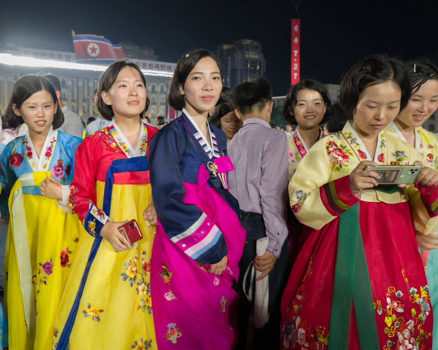 Студенты собираются на&nbsp;площади Ким Ир Сена, главной площади Пхеньяна, чтобы принять участие в&nbsp;массовом танцевальном вечере, посвященном Дню Победы