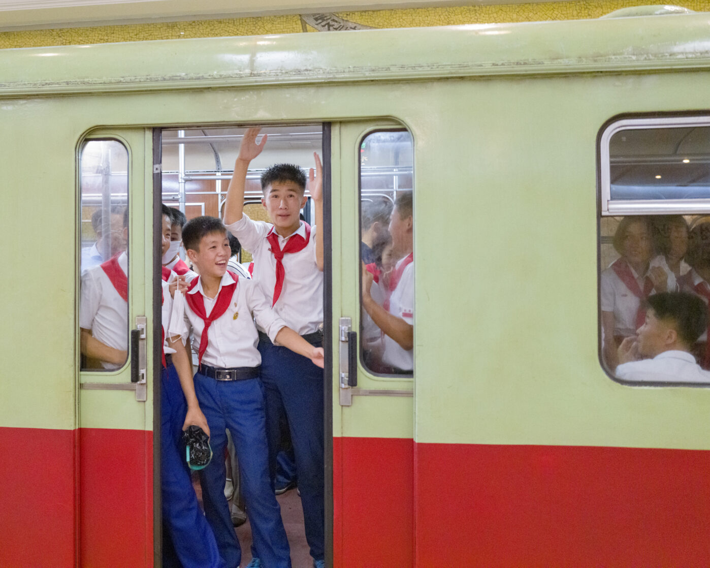 Метро Пхеньяна, Северная Корея: пионеры приветствуют российских туристов в&nbsp;метро
