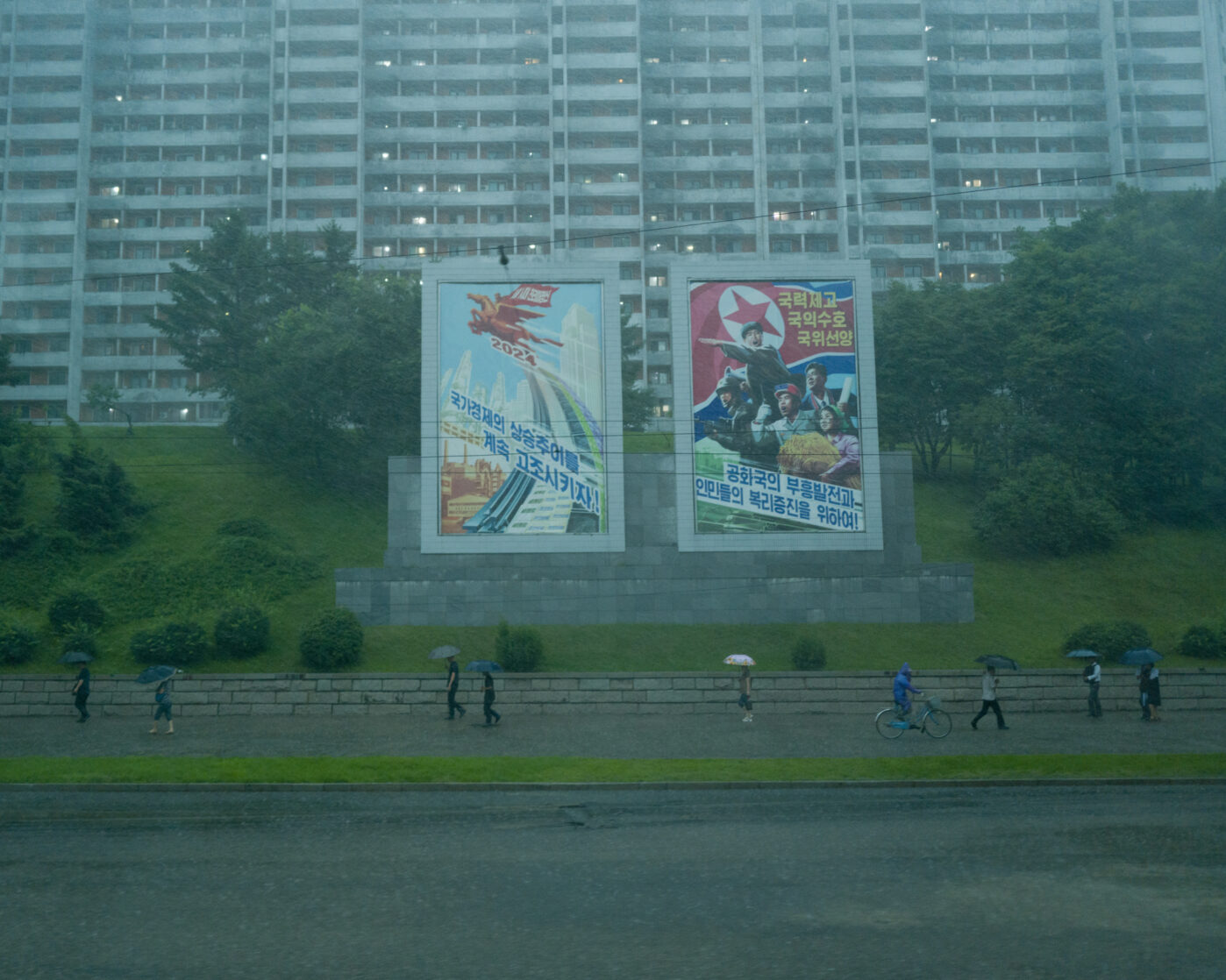 Многоэтажный дом и&nbsp;большие агитационные плакаты в&nbsp;Пхеньяне, Северная Корея