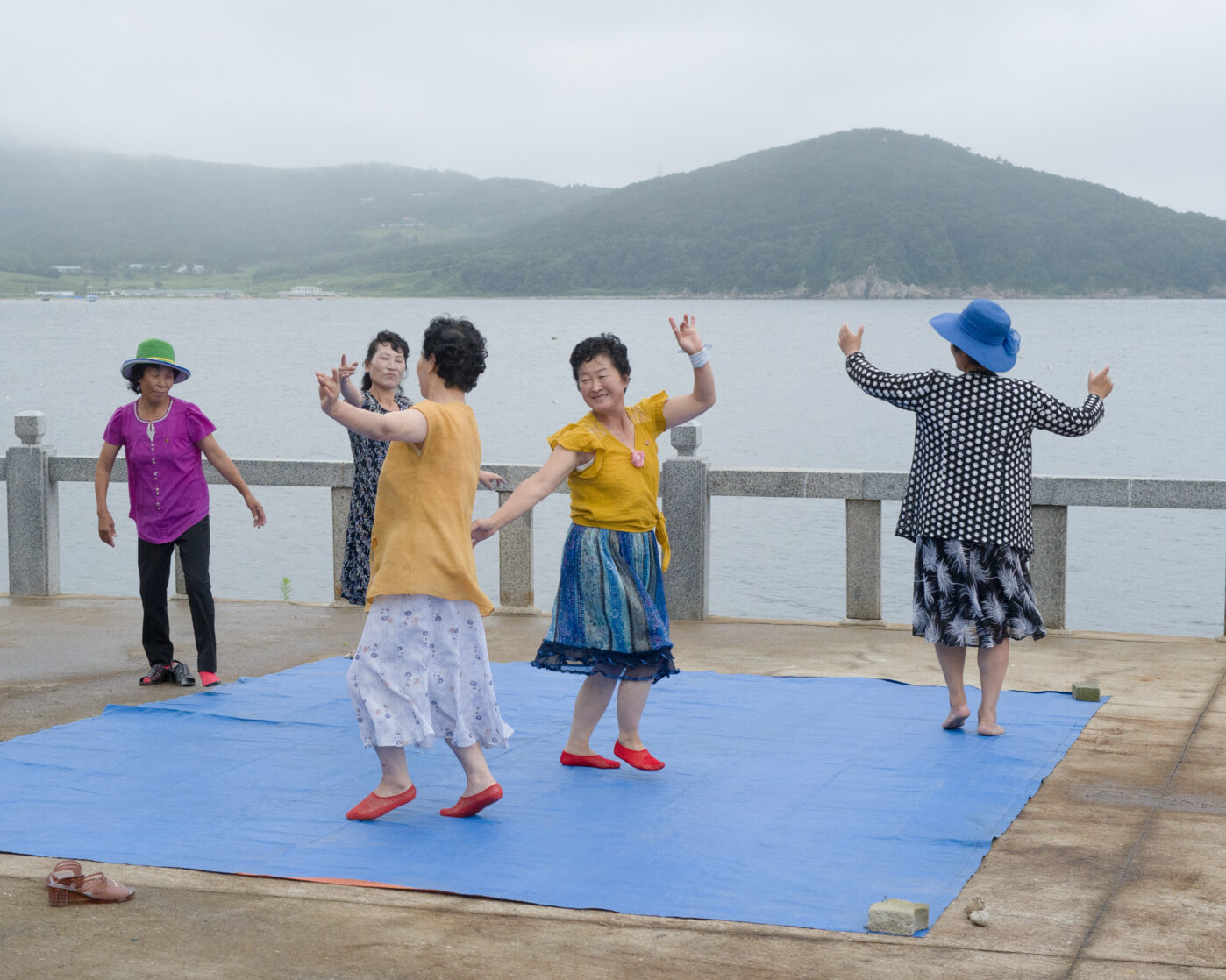 Северо-корейские пенсионеры танцуют под песню «Ким Чен&nbsp;Ын» на&nbsp;берегу моря