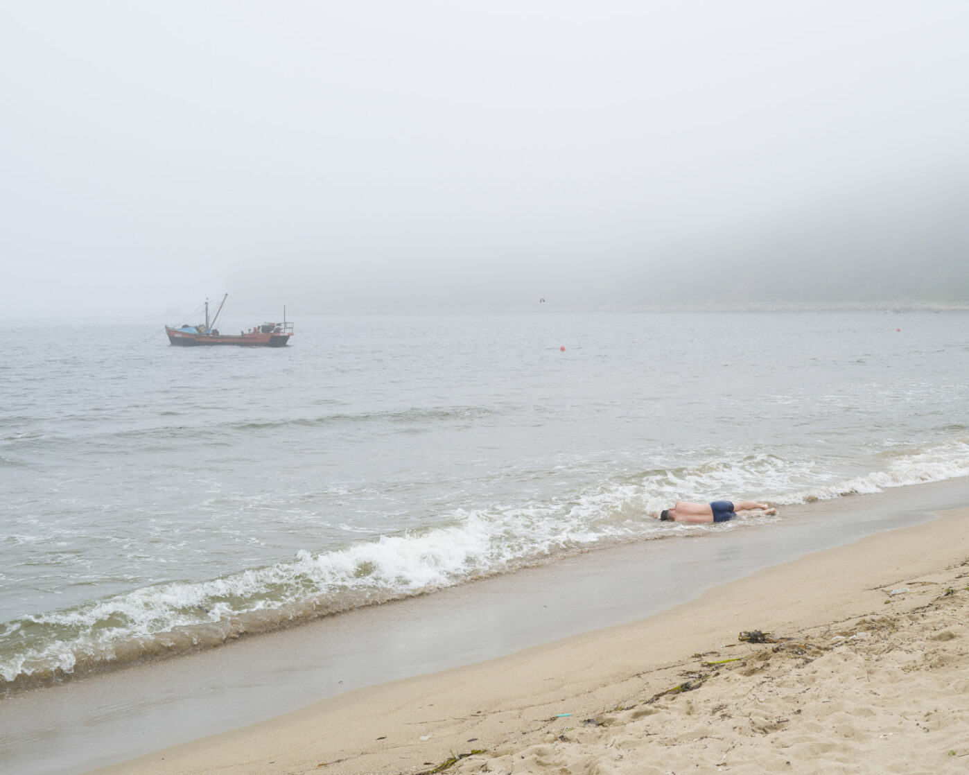 Российский турист отдыхает на&nbsp;пляже на&nbsp;берегу Японского моря, известного в&nbsp;КНДР как Восточно-Корейское море. Расон