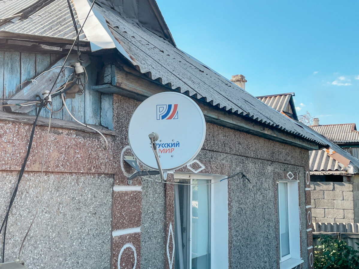 Телевизионная тарелка «Русский мир» на&nbsp;одном из&nbsp;домов Донецка