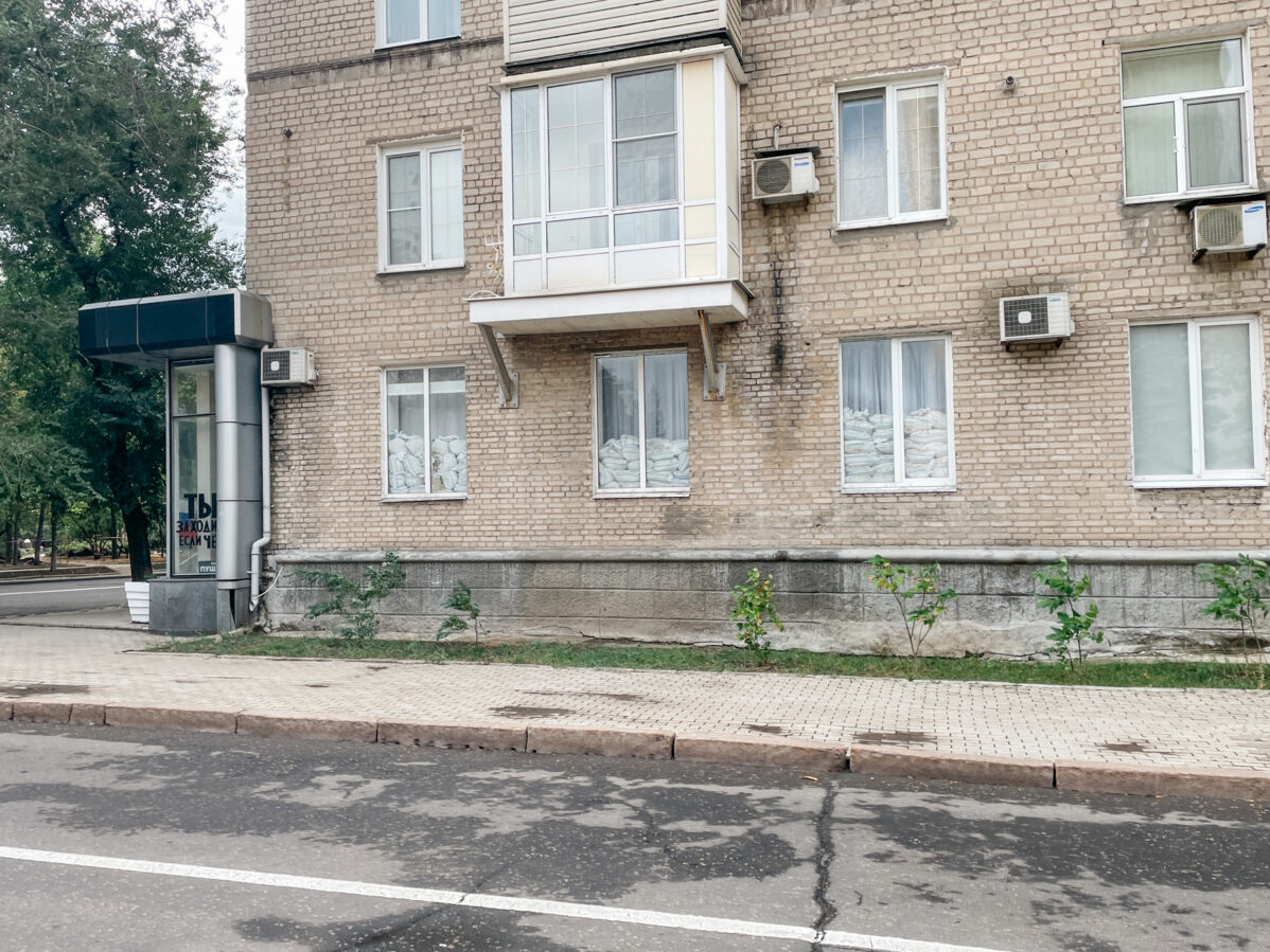 Мешки с&nbsp;песком установлены для защиты от&nbsp;осколков на&nbsp;первом этаже дома в&nbsp;Донецке