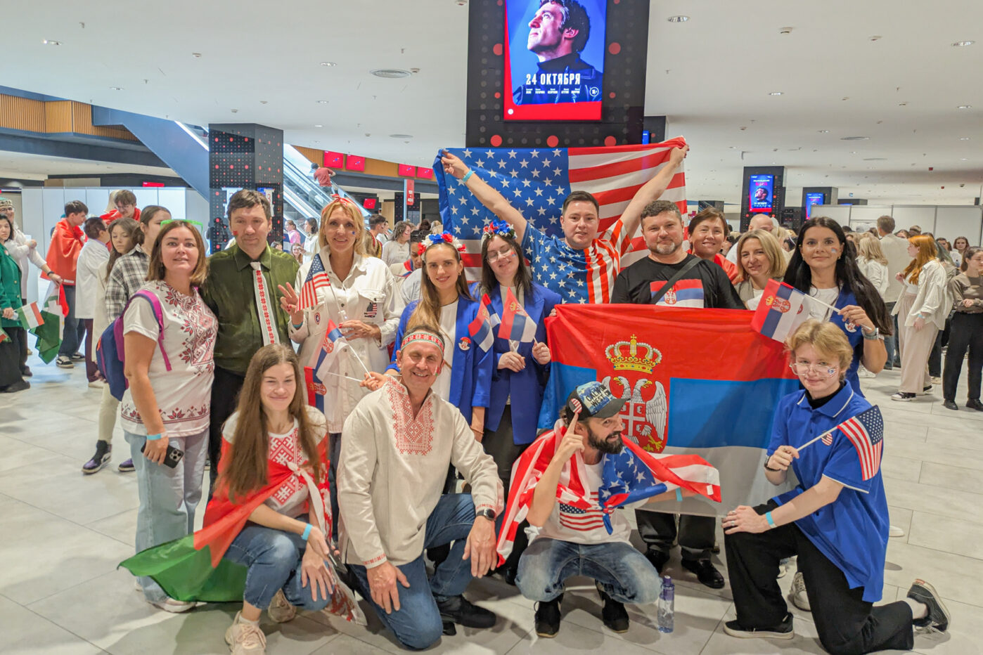 Участники массовки на&nbsp;«Интервидении» фотографируются с&nbsp;флагами участвующих в&nbsp;конкурсе стран