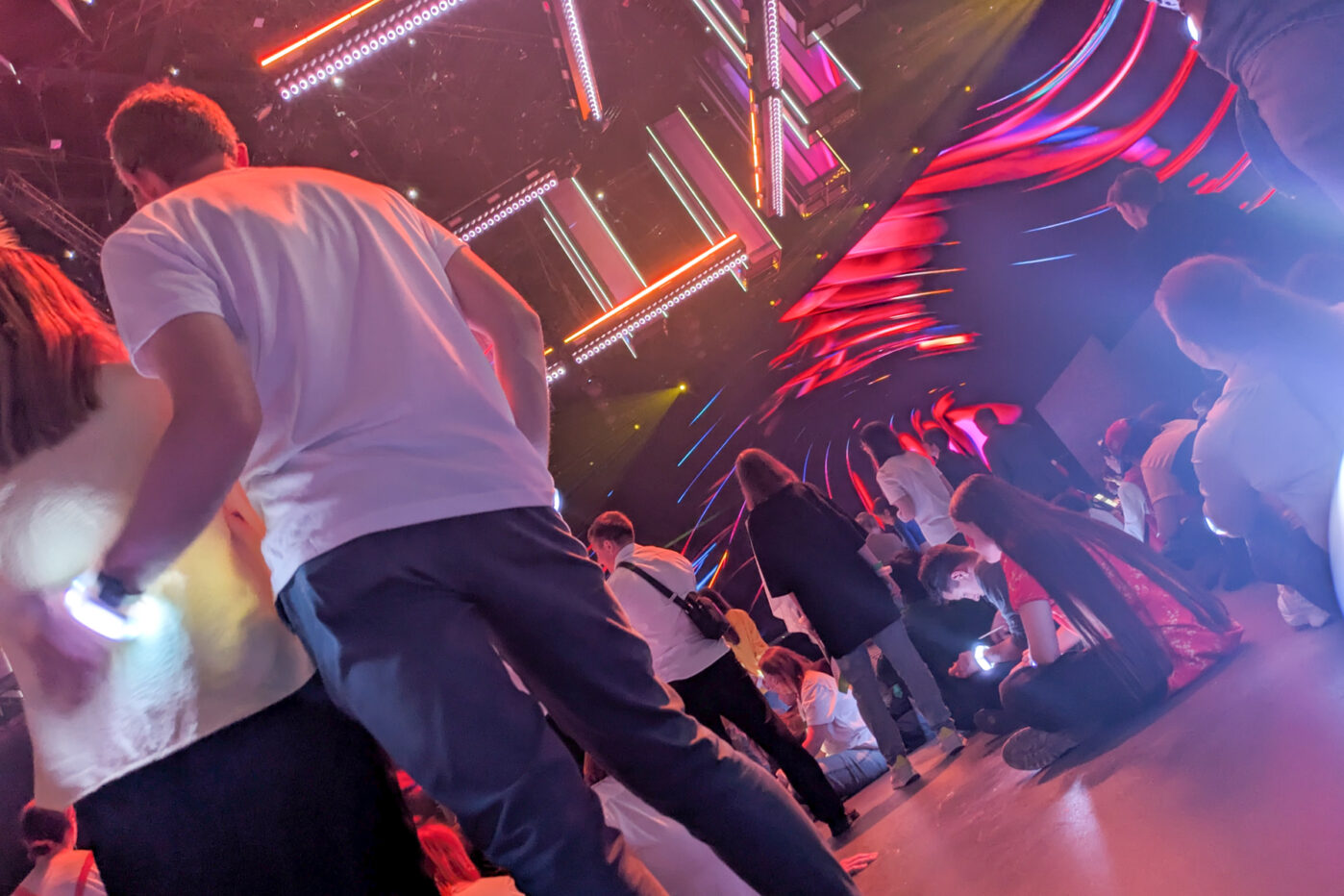  Участники массовки «Интервидения» сидят в&nbsp;холле и&nbsp;съемочном павильоне в&nbsp;ожидании съемок