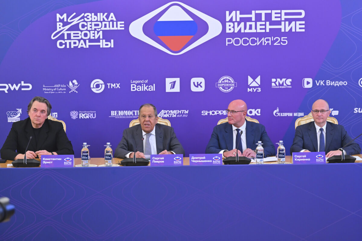 Константин Эрнст (слева направо), министр иностранных дел России Сергей Лавров, Дмитрий Чернышенко и&nbsp;Сергей Кириенко выступают на&nbsp;пресс-конференции перед конкурсом «Интервидение» в&nbsp;Москве