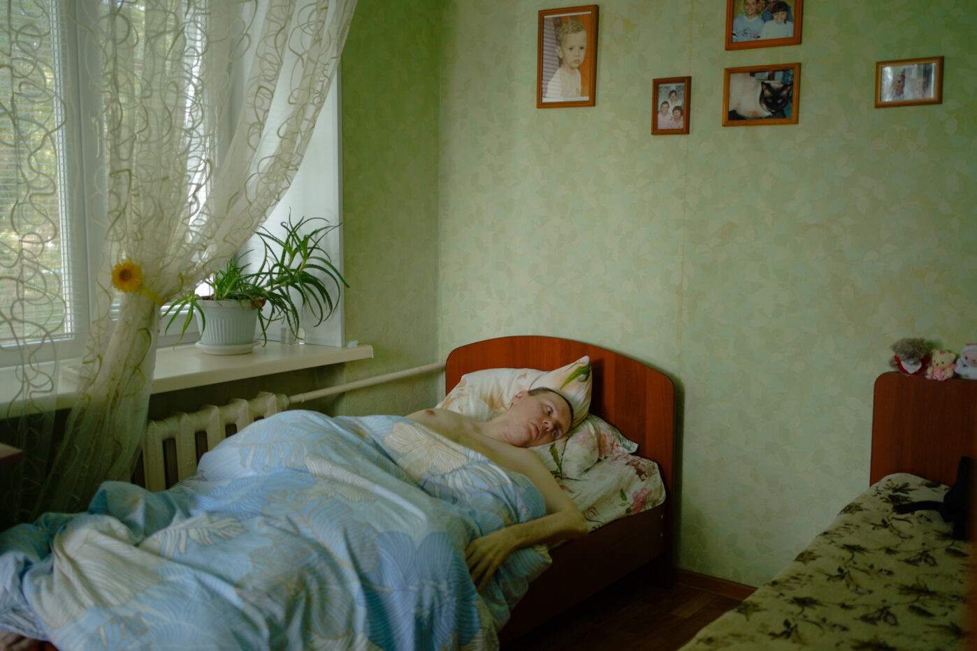 В&nbsp;Оренбурге 70-летняя женщина ухаживает за&nbsp;двумя детьми с&nbsp;инвалидностью и&nbsp;уже пять лет фактически заперта дома. Помощи от&nbsp;социальных служб особо нет