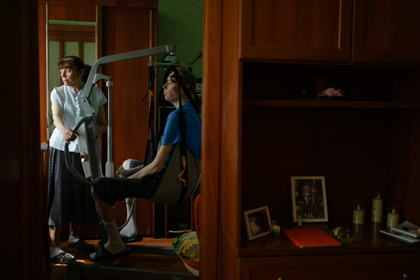 В&nbsp;Оренбурге 70-летняя женщина ухаживает за&nbsp;двумя детьми с&nbsp;инвалидностью и&nbsp;уже пять лет фактически заперта дома. Помощи от&nbsp;социальных служб особо нет