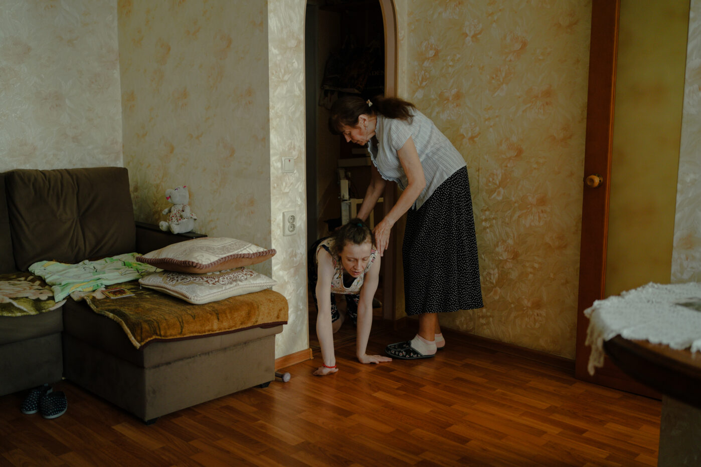 В&nbsp;Оренбурге 70-летняя женщина ухаживает за&nbsp;двумя детьми с&nbsp;инвалидностью и&nbsp;уже пять лет фактически заперта дома. Помощи от&nbsp;социальных служб особо нет