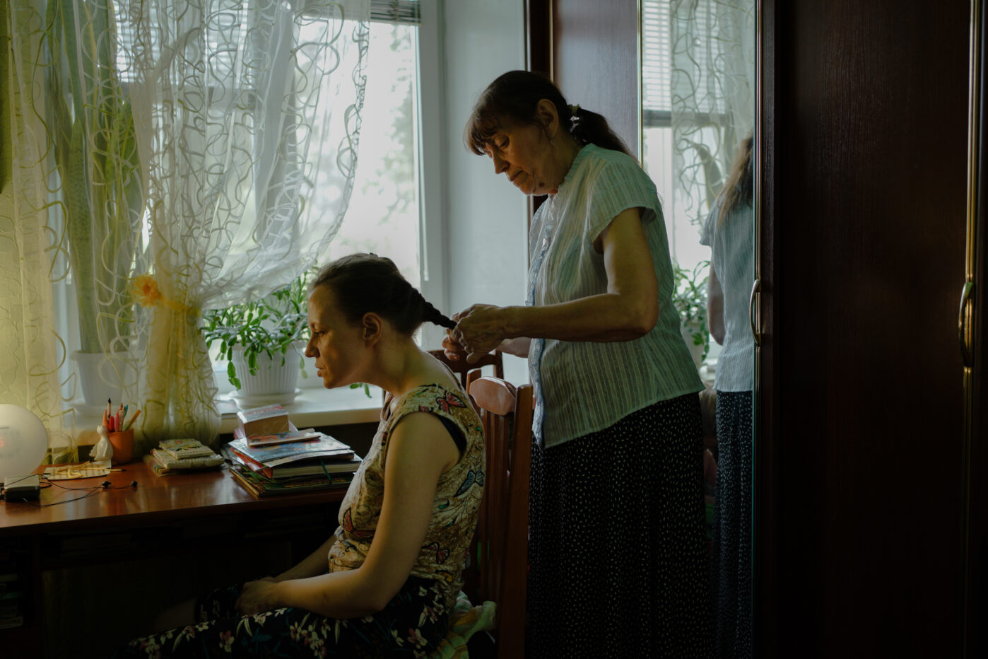 В&nbsp;Оренбурге 70-летняя женщина ухаживает за&nbsp;двумя детьми с&nbsp;инвалидностью и&nbsp;уже пять лет фактически заперта дома. Помощи от&nbsp;социальных служб особо нет