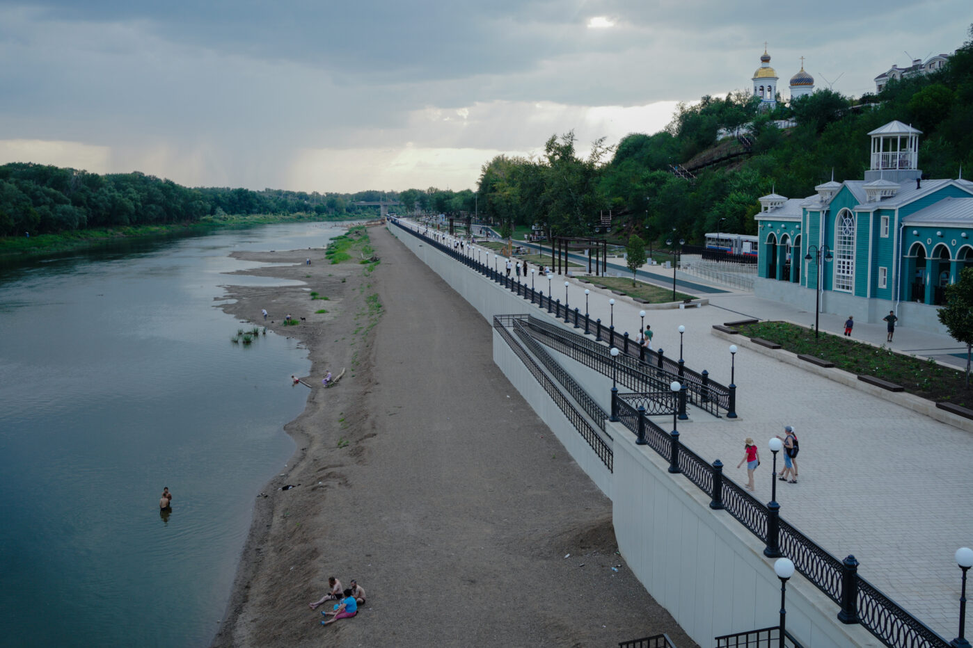 В&nbsp;Оренбурге 70-летняя женщина ухаживает за&nbsp;двумя детьми с&nbsp;инвалидностью и&nbsp;уже пять лет фактически заперта дома. Помощи от&nbsp;социальных служб особо нет