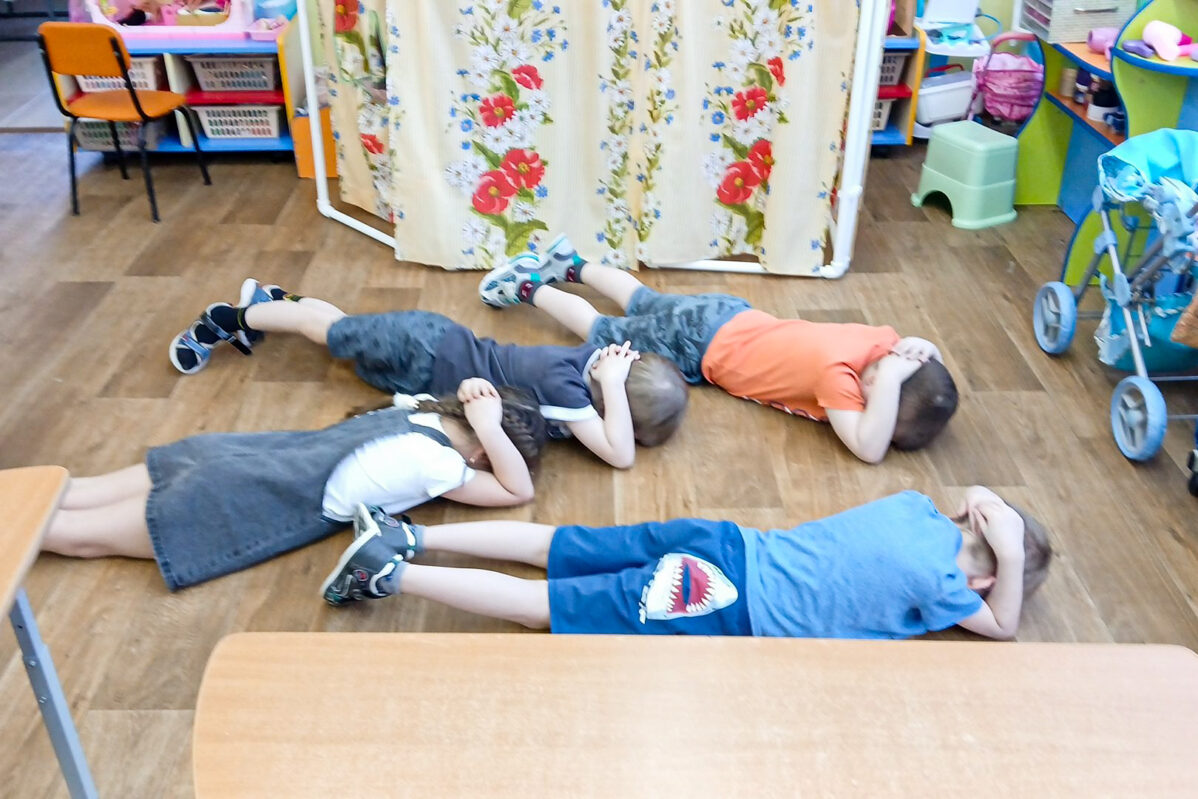 В&nbsp;Кадетской группе детсада «Теремок» в&nbsp;Сыктывкаре воспитанники отрабатывают реакцию на&nbsp;команду «вспышка справа» при применении противником ядерного оружия