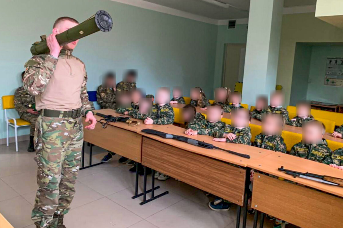 Кадеты детского сада в&nbsp;Курске учатся стрелять из&nbsp;противотанкового оружия на&nbsp;встрече с&nbsp;военным