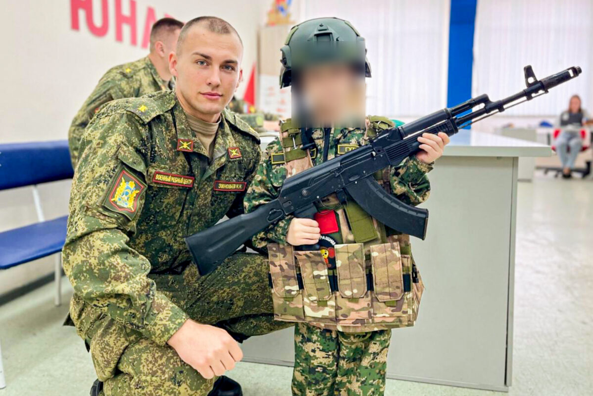 Воспитанников кадетских групп детсадов военные учат носить бронежилет и&nbsp;обращаться с&nbsp;автоматом