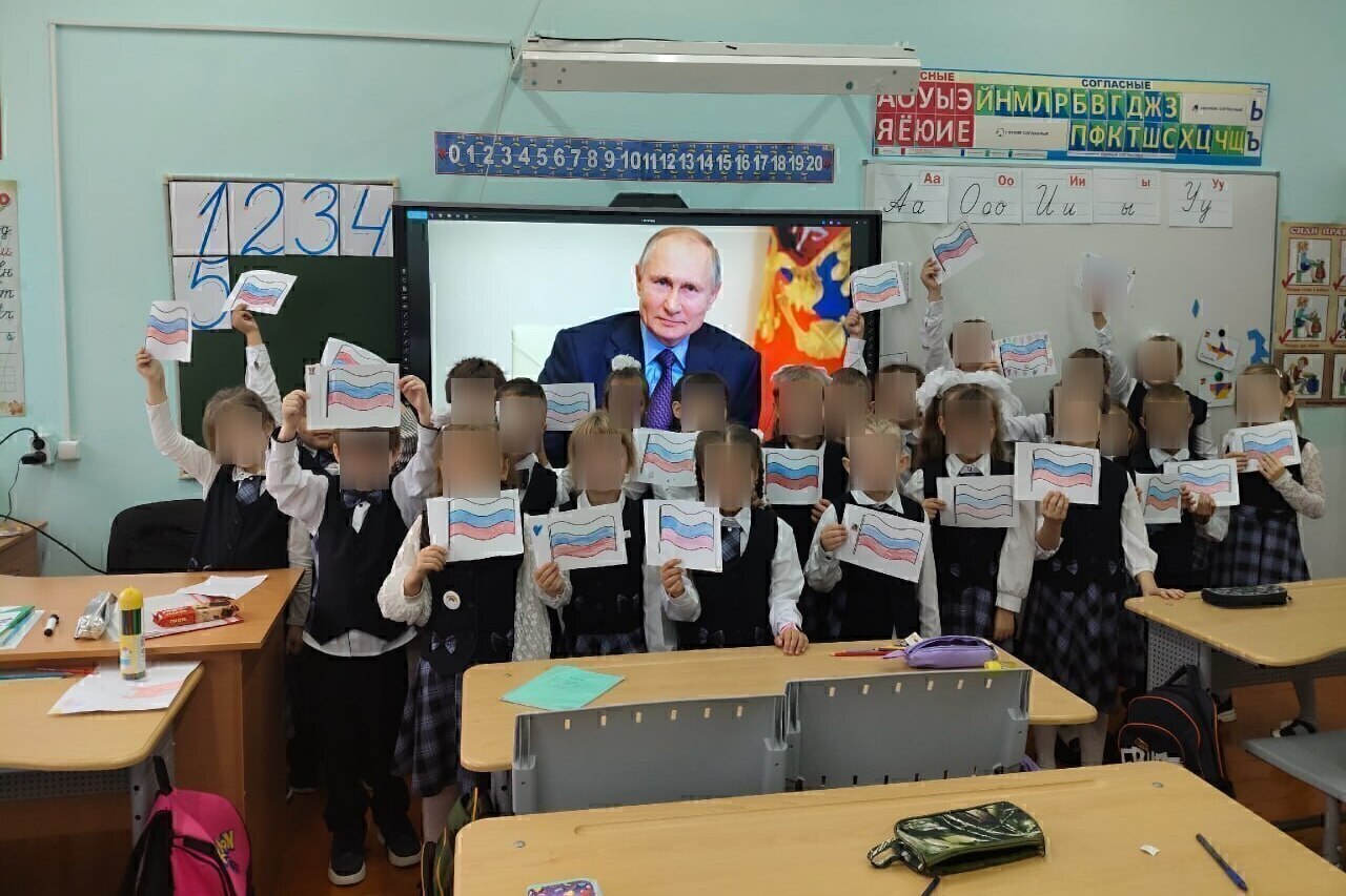 Дети поздравили Владимира Путина с днём рождения: они фотографировались с портретами президента и смотрели фильм Павла Зарубина