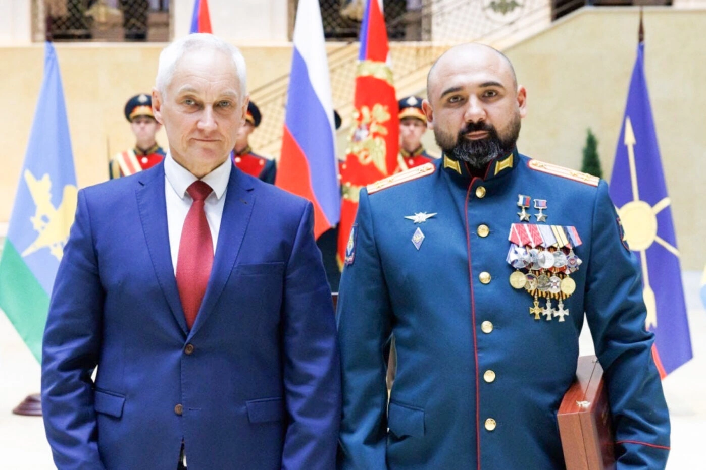 Игорь «Саид» Истратий (справа) после церемонии награждения медалью Герой России с&nbsp;министром обороны Андреем Белоусовым в&nbsp;Москве