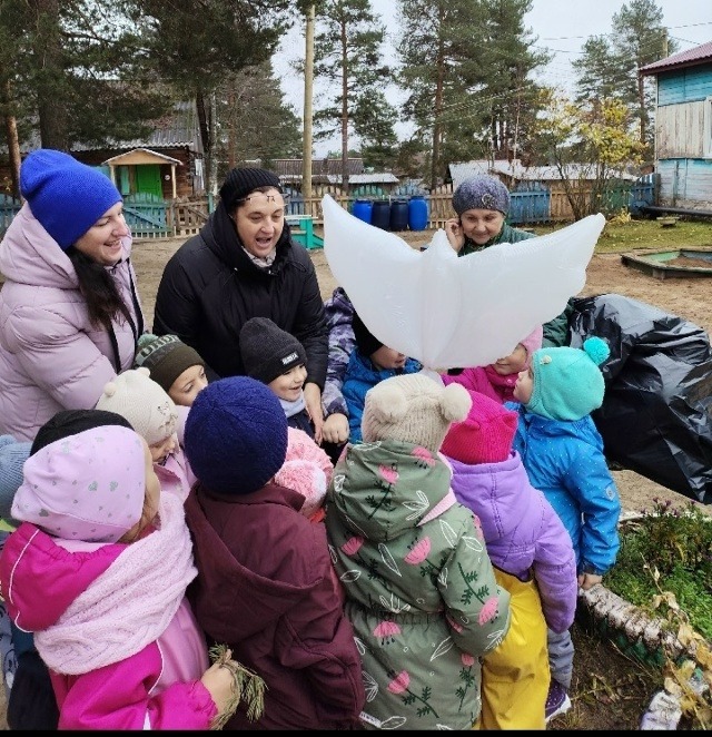 В российских школах и детсадах ко Дню народного единства прошли мероприятия с пожеланиями «жизни без войны»
