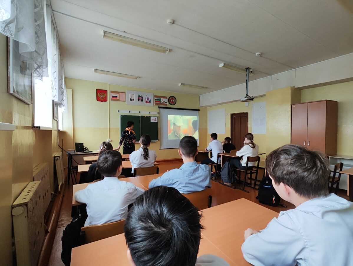 В школах показали фильм о российских строителях в оккупированных украинских городах «Строители мира»