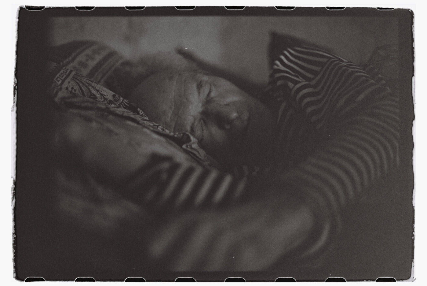 Фотограф Владимир Аверин в&nbsp;фотопроекте о&nbsp;болезни Альцгеймера у&nbsp;близкого человека рассказывает, с&nbsp;какими трудностями сталкивается человек, ухаживающий за&nbsp;больным