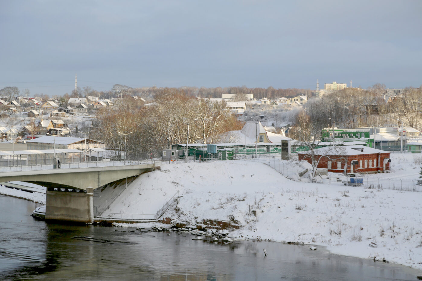 Вид из&nbsp;эстонской Нарвы на&nbsp;российский пограничный пункт в&nbsp;Ивангороде